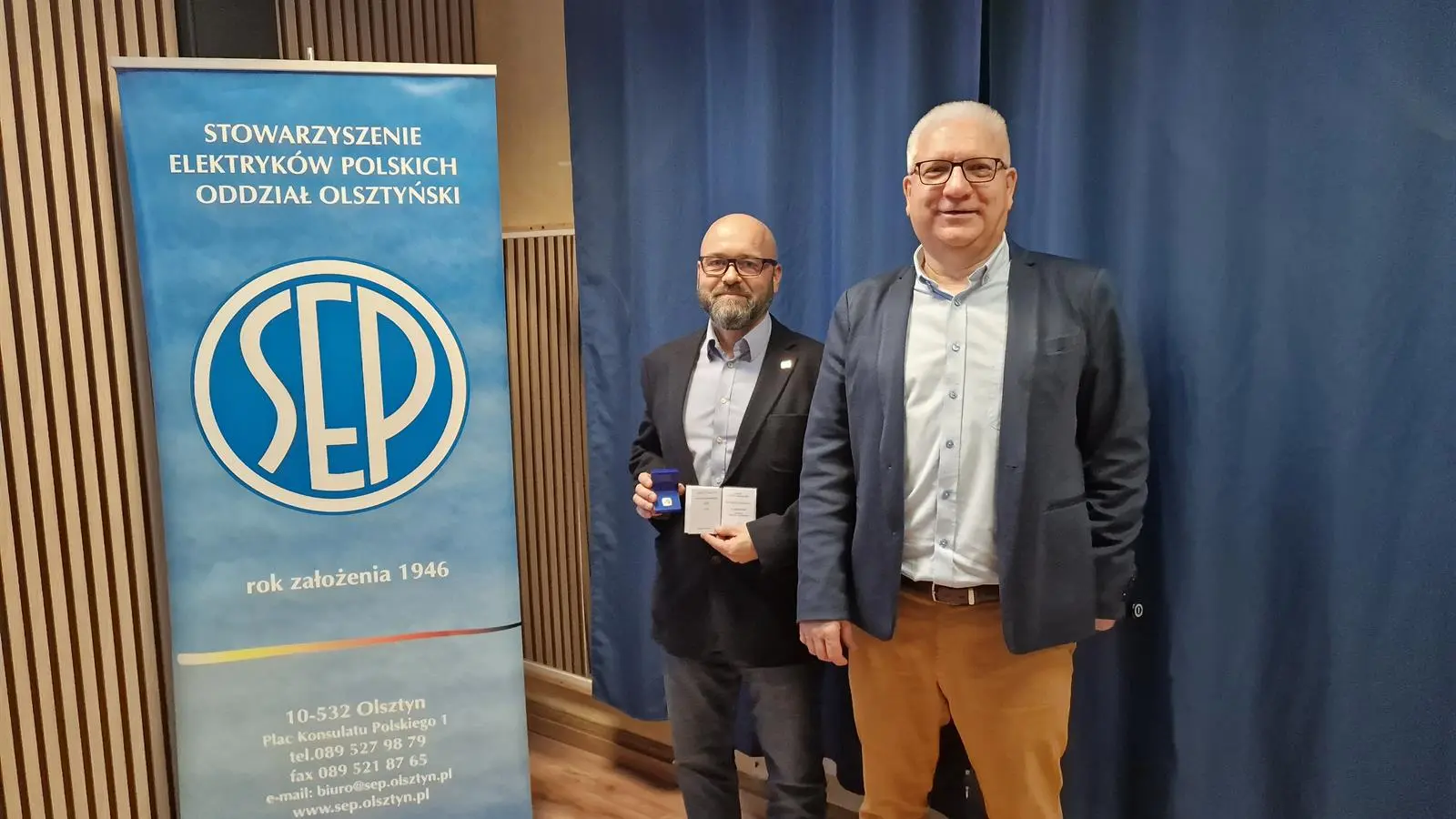 Prezes kol. Jarosław Kantel wręcza srebrną odznakę honorową SEP kol. Maciejowi Staśkiewiczowi z Koła SEP przy SPRINT S.A.