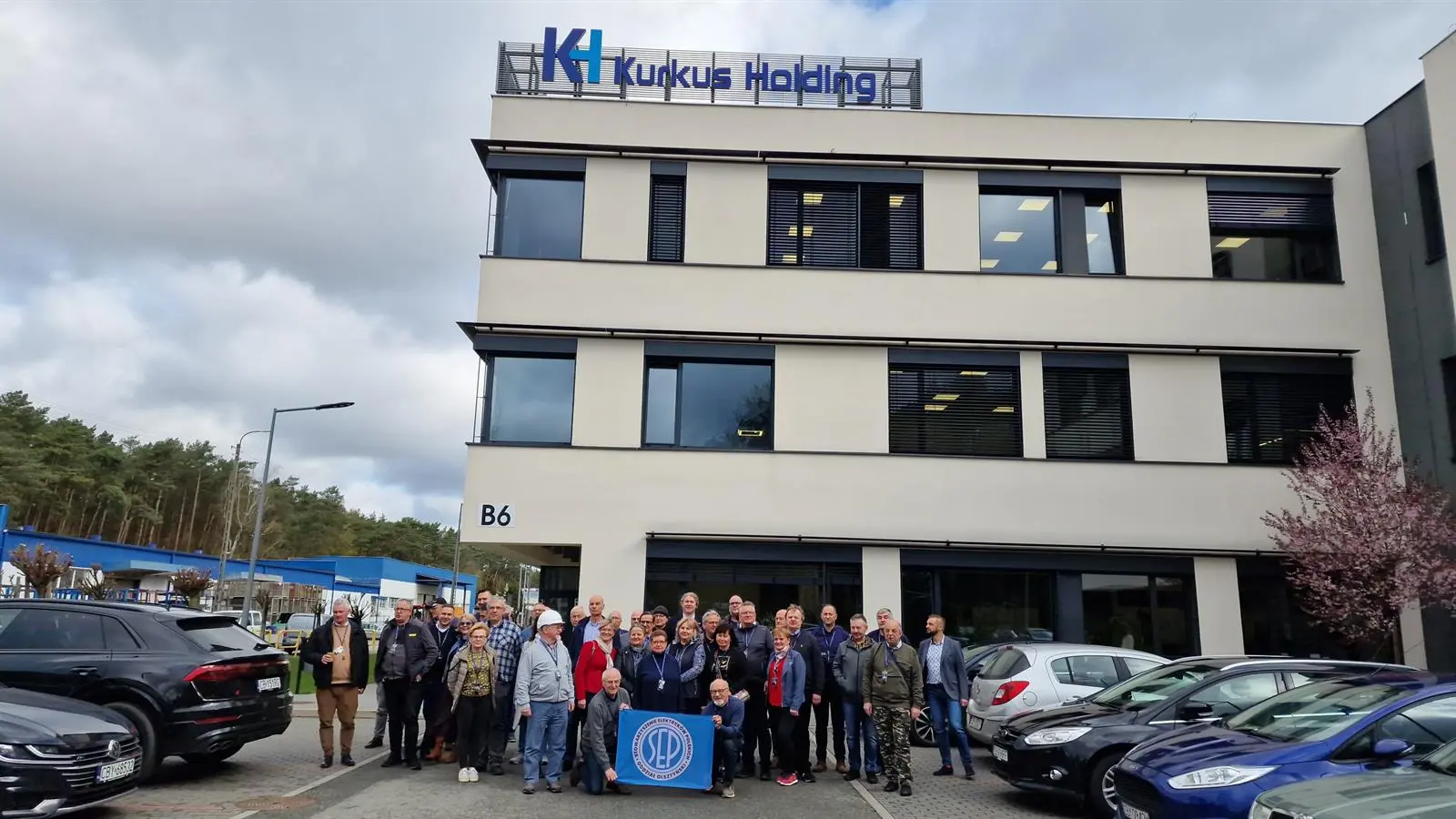 Uczestnicy wycieczki przed firmą BKT ELEKTRONIK Sp. z o.o.