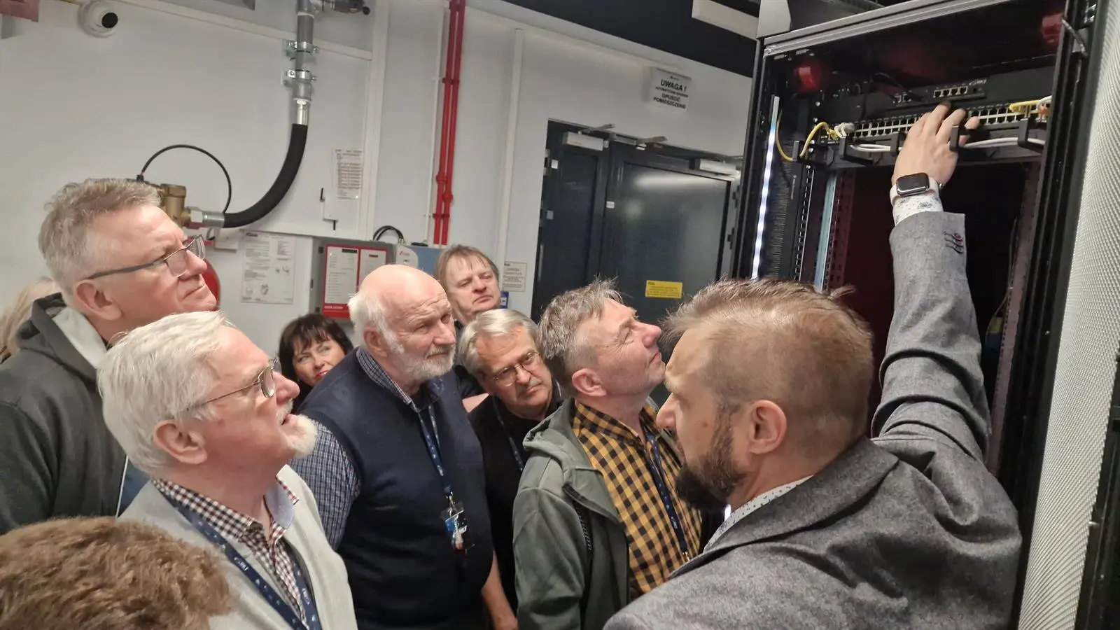 Uczestnicy wycieczki z przewodnikiem mgr. inż. Mirosławem Piechulkiem w serwerowni wzorcowej BKT ELEKTRONIK Sp. z o.o.
