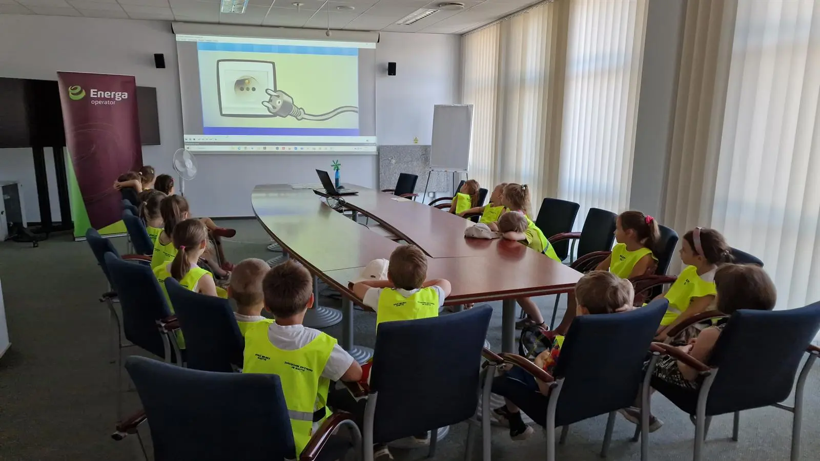 Dzieci z Przedszkola Miejskiego nr 2 w Olsztynie podczas oglądania filmu