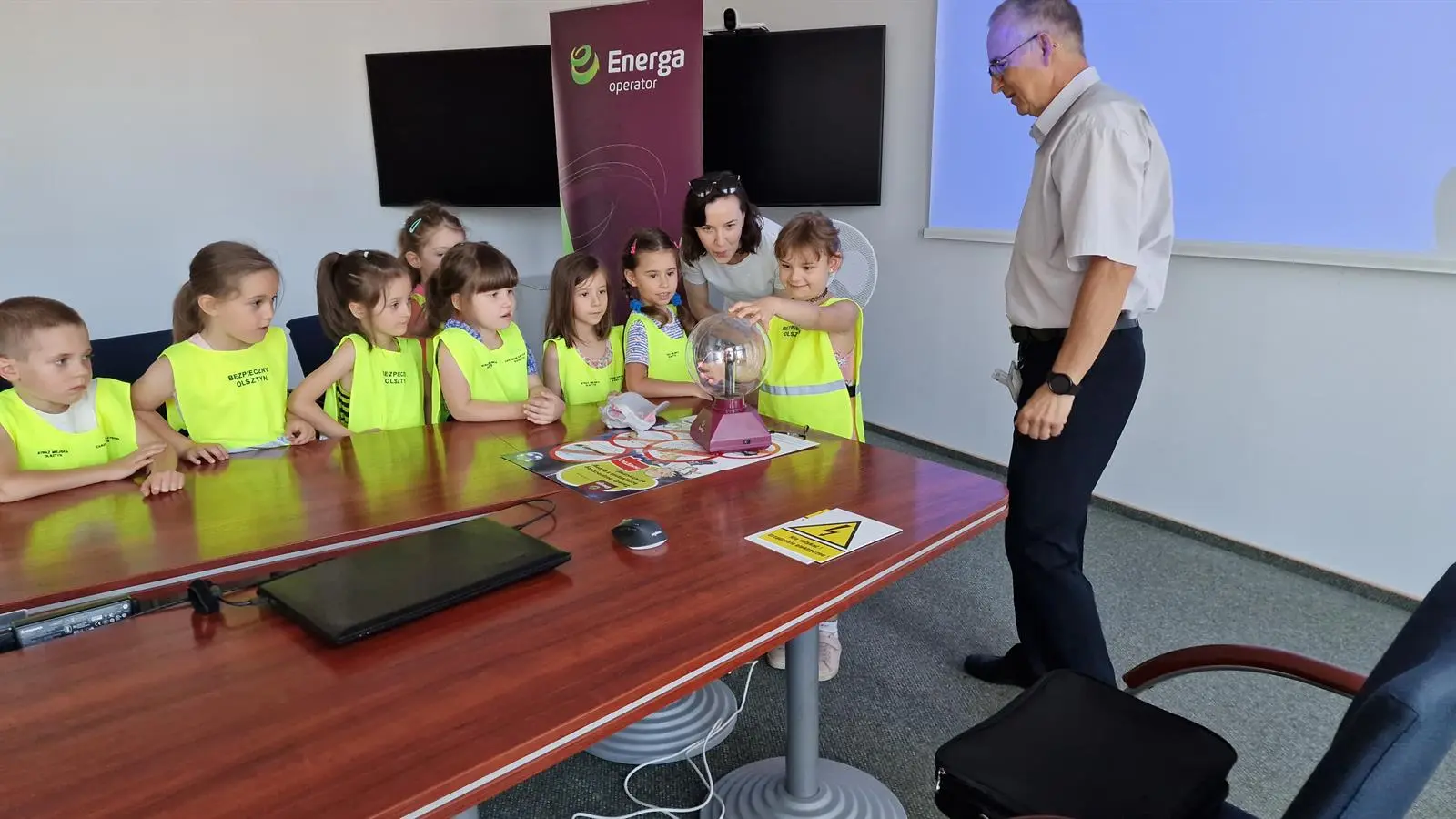 Dzieci z Przedszkola Miejskiego nr 2 w Olsztynie podczas doświadczenia