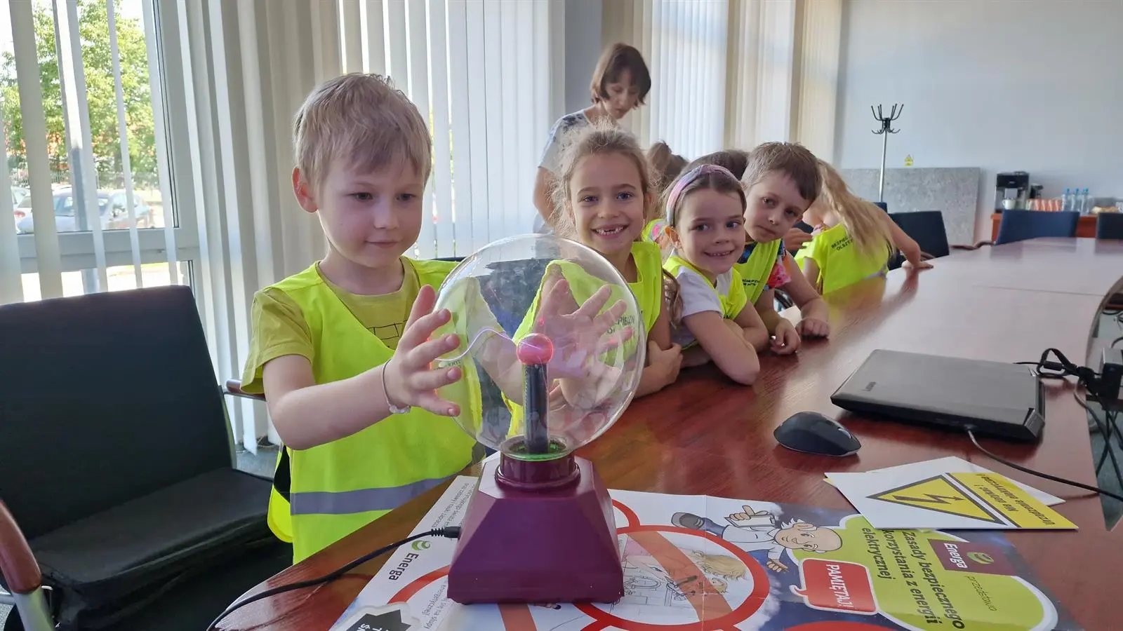 Dzieci z Przedszkola Miejskiego nr 2 w Olsztynie podczas doświadczenia