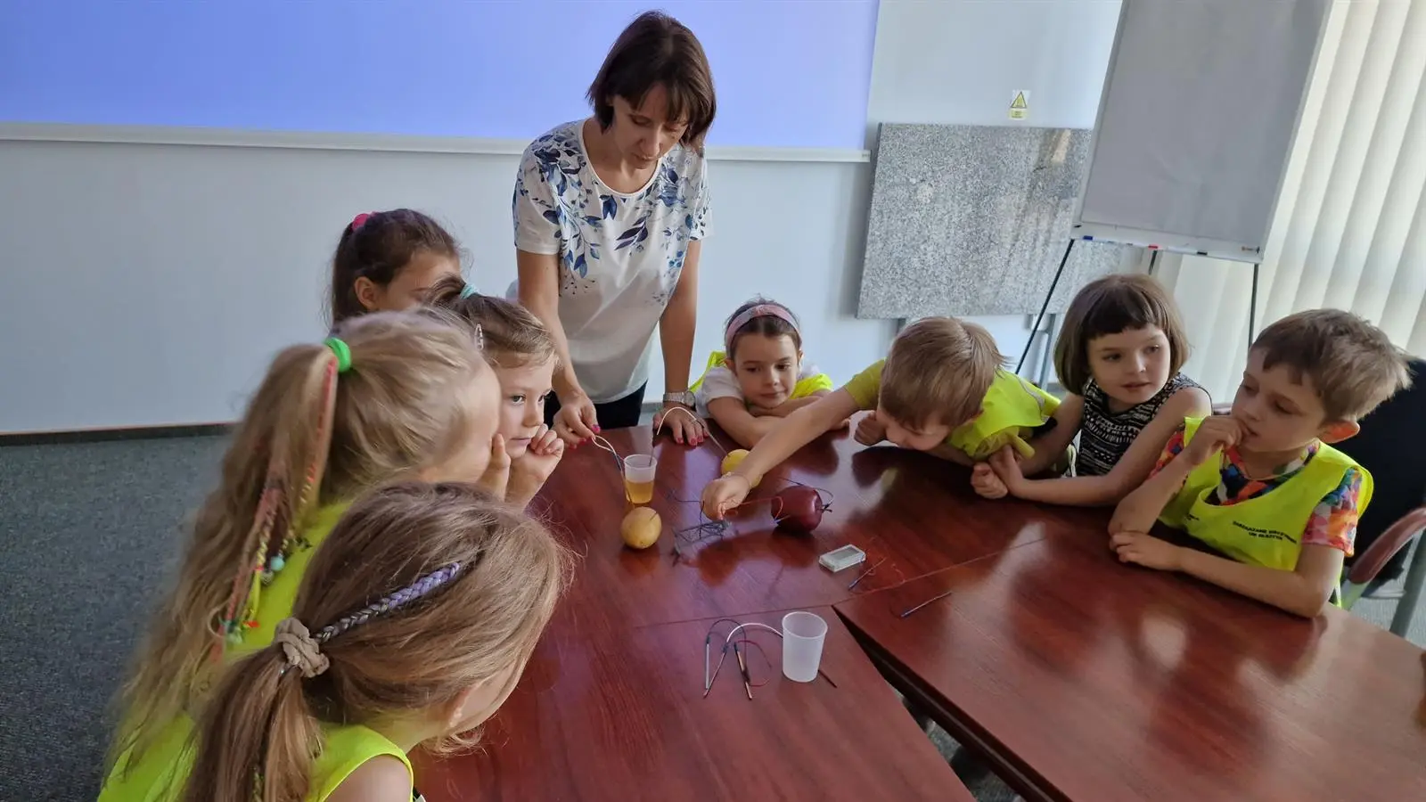 Dzieci i wychowawczyni z Przedszkola Miejskiego nr 2 w Olsztynie podczas doświadczenia