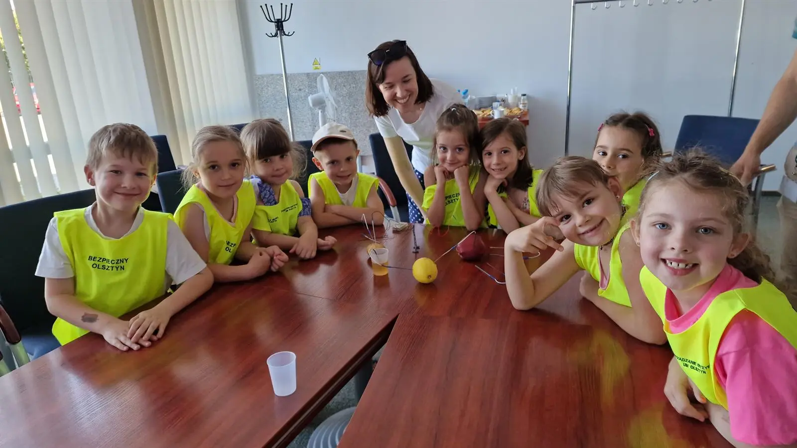 Dzieci i wychowawczyni z Przedszkola Miejskiego nr 2 w Olsztynie podczas doświadczenia