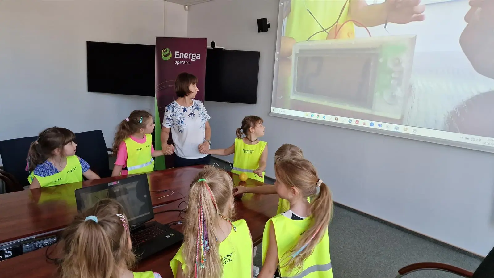 Dzieci i wychowawczyni z Przedszkola Miejskiego nr 2 w Olsztynie podczas doświadczenia