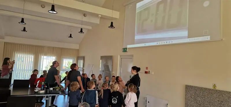 Wychowawczynie i dzieci z Niepublicznego Przedszkola "Mały Europejczyk" podczas doświadczenia